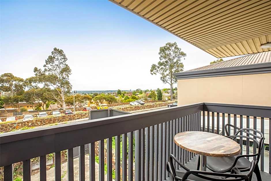 Nightcap at Shoppingtown Hotel