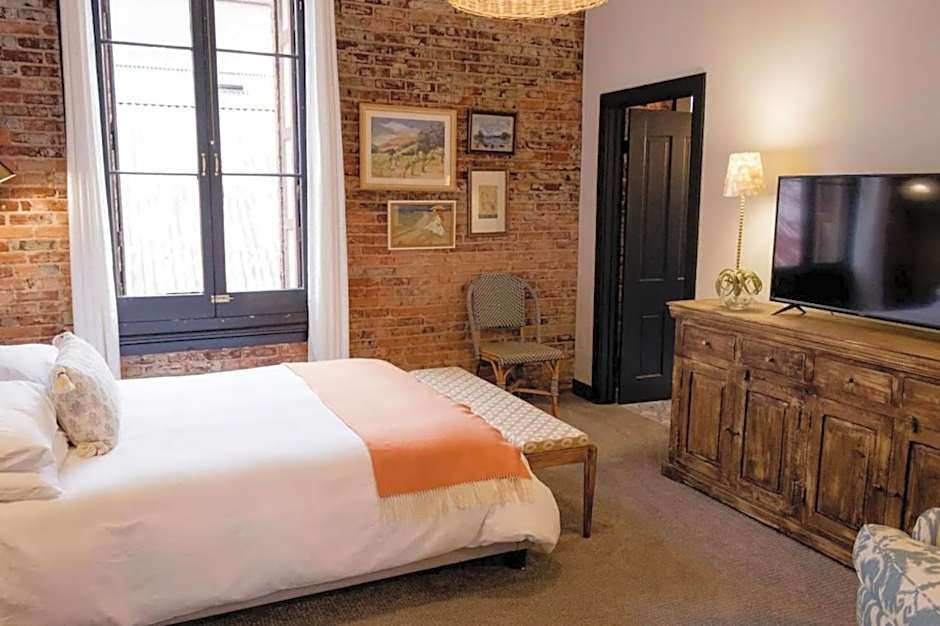 Speakeasy Queen Suite (Rm 3)