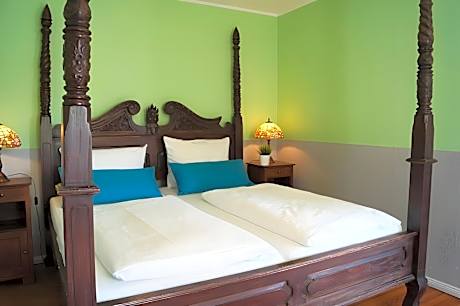 Top Floor 2-Bedroom Apartment