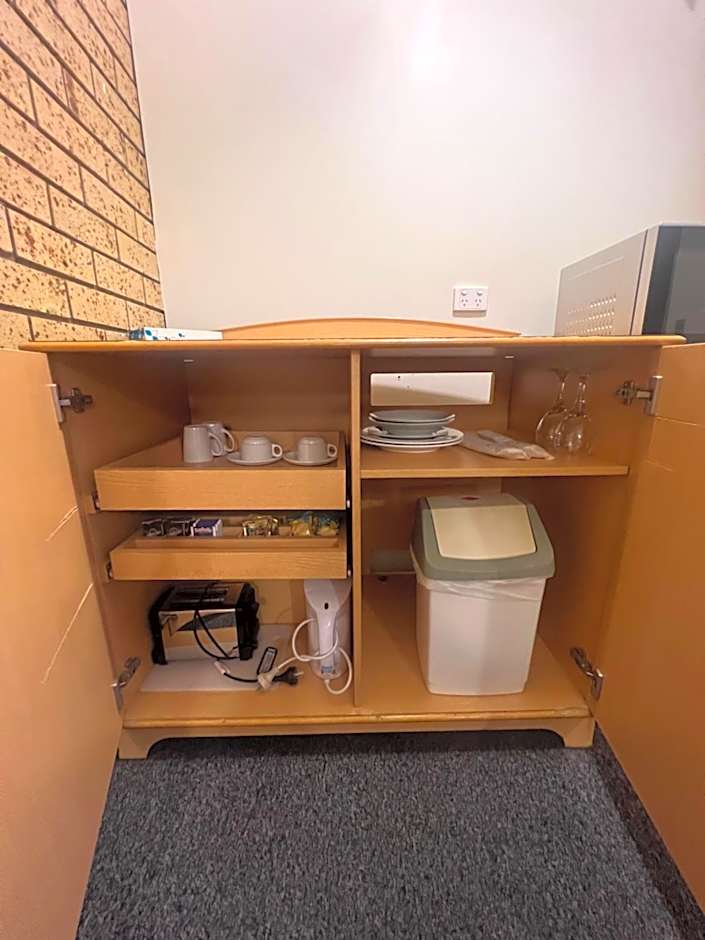 OVERLANDER MOTOR LODGE