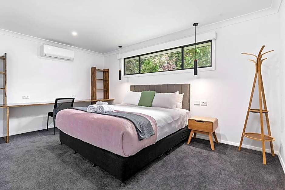 Robinia Guest House - Warmth & Minimalism