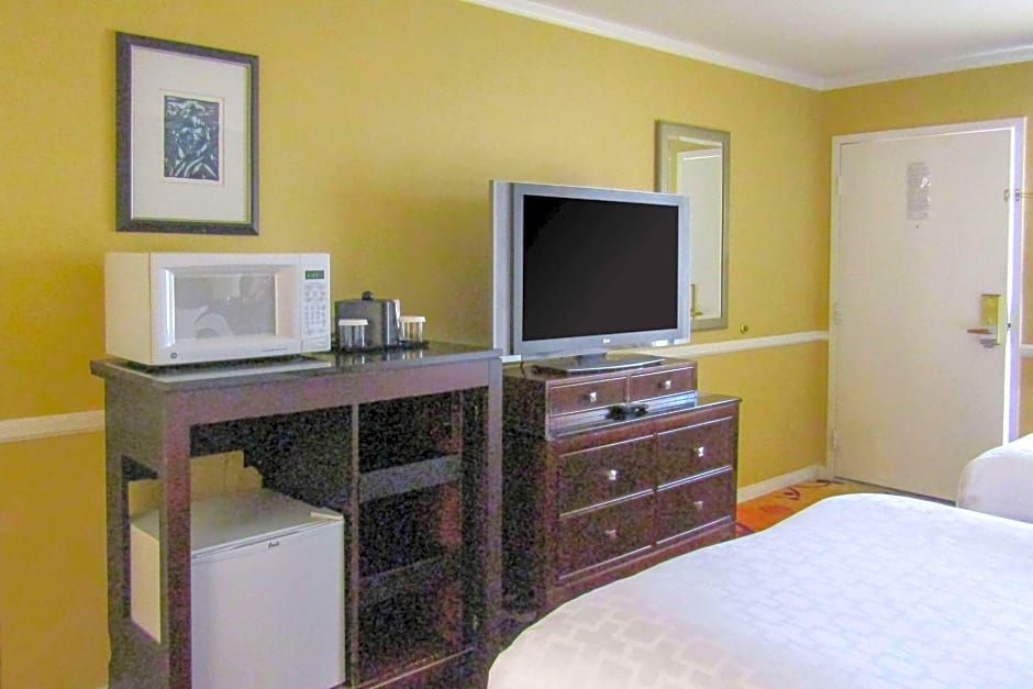 Clarion Inn Near China Lake Naval Station