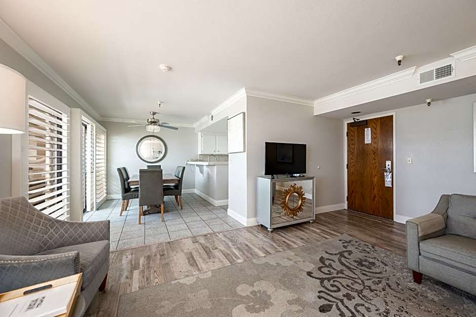 456 Embarcadero Inn & Suites