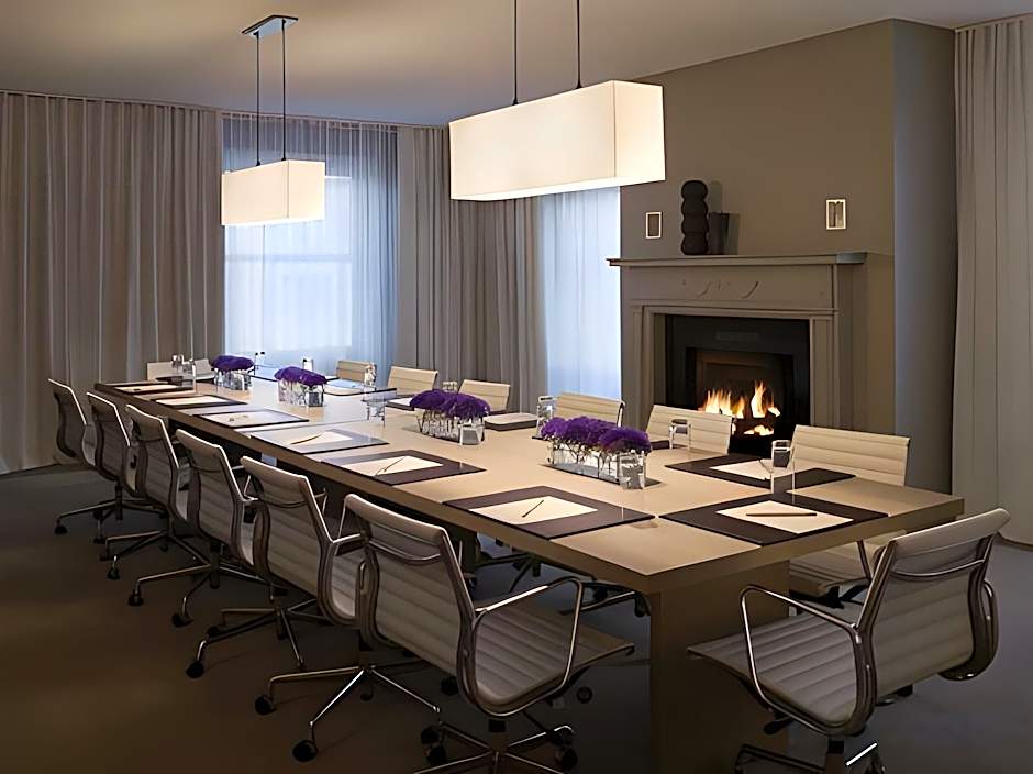 The Chicago Hotel Collection Ambassador Gold Coast