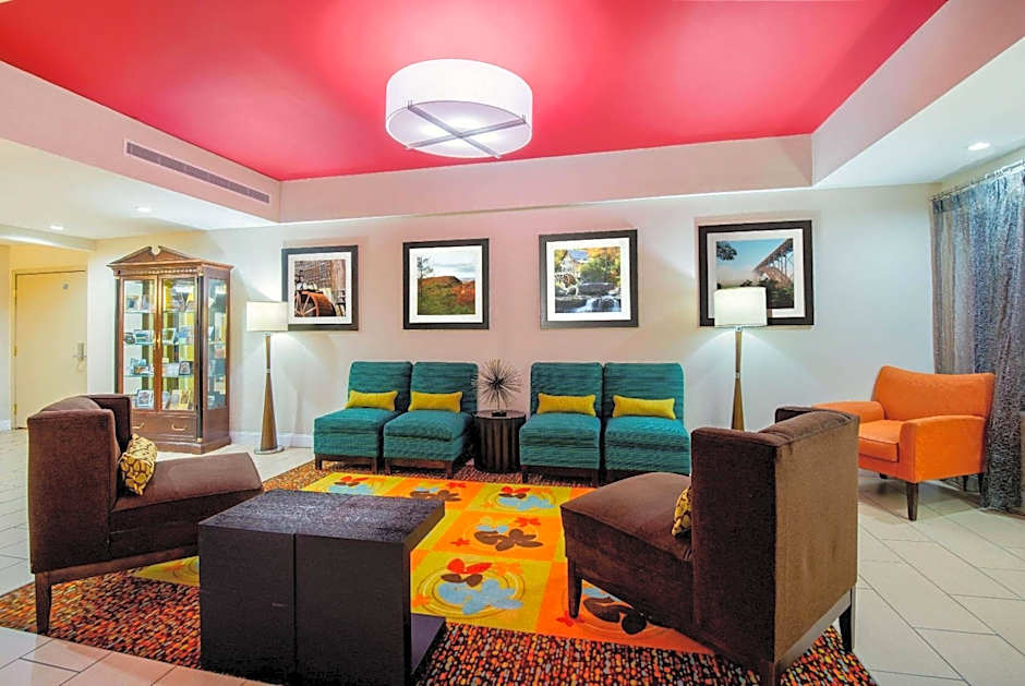 La Quinta Inn & Suites by Wyndham Elkview