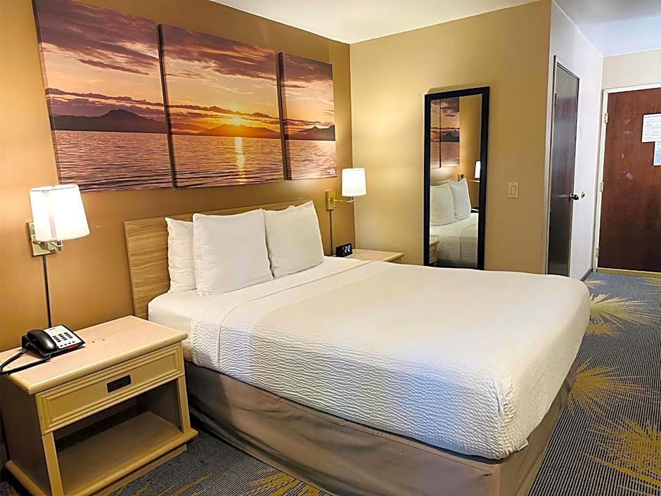 Photo 1 of 10 of 1 Queen Bed, Mobility Accessible, Grab Bars, Bathtub