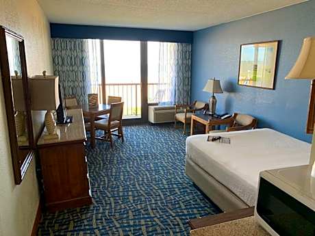 Family Room with Three Double Beds - Oceanfront - Private Balcony