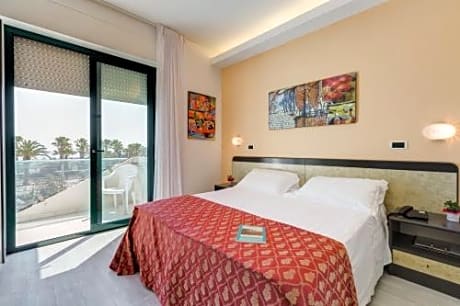 Deluxe Room with One Queen and One Single Bed - Balcony/Non-Smoking