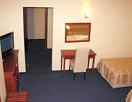 Family Room (2 Adults + 2 Children)