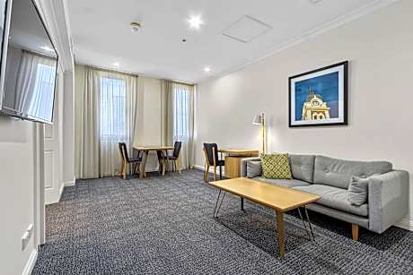 1 King Bed Suite Nonsmoking