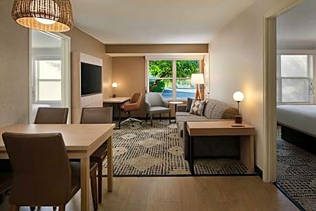 2 Bedroom Suite, Bedroom 1: 1 Queen, Bedroom 2: 1 Queen, Sofa bed