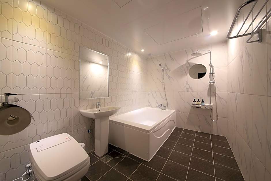 Almond Hotel Gupo Station