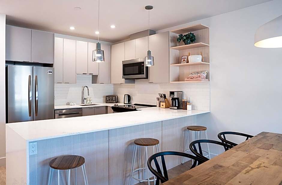 Drop in Condo by Revelstoke Vacations