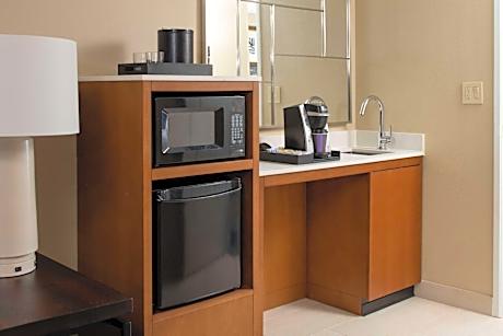 One-Bedroom King Suite with Roll-In Shower - Mobility Access/Non-Smoking