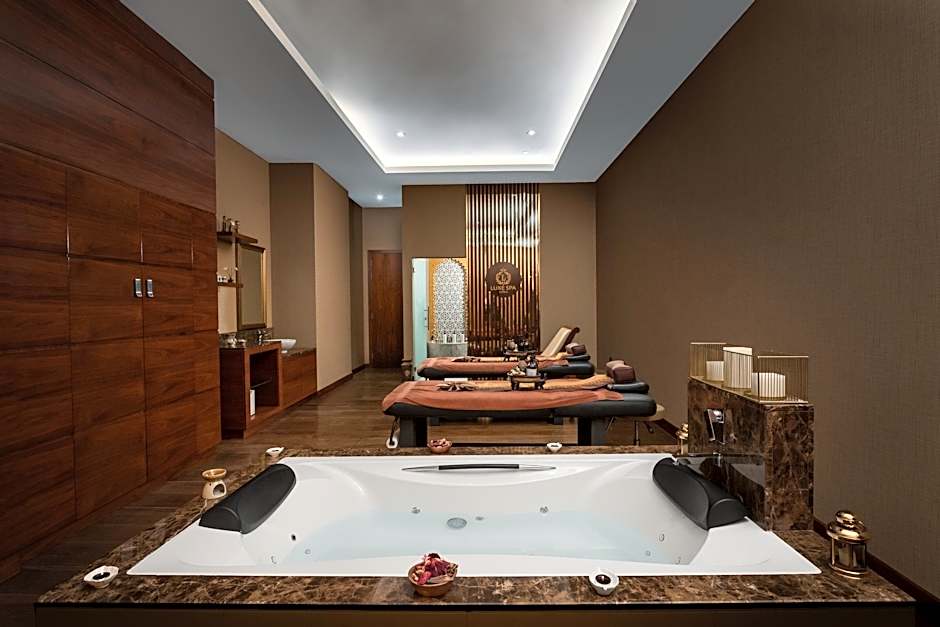 Crowne Plaza Muscat OCEC By IHG