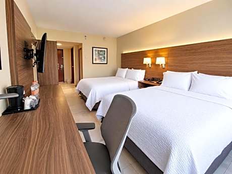 Deluxe Queen Room with Two Queen Beds - Non-Smoking