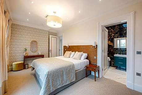 Four-Bedroom Penthouse Apartment