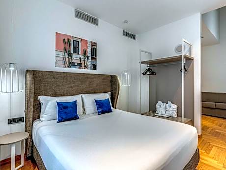 Deluxe Queen Room