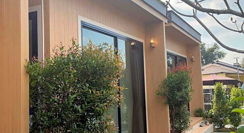 Loma Place Hotel