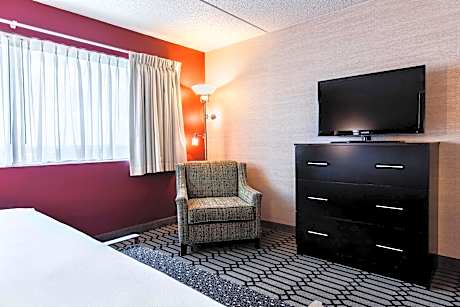 Grand, 2 Bedroom Suite, Bedroom 1: 1 King, Bedroom 2: 2 Queen, Sofa Bed