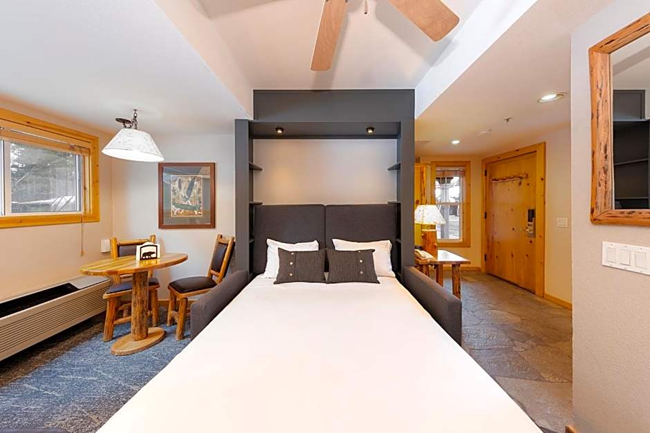 Red Wolf Lakeside Lodge