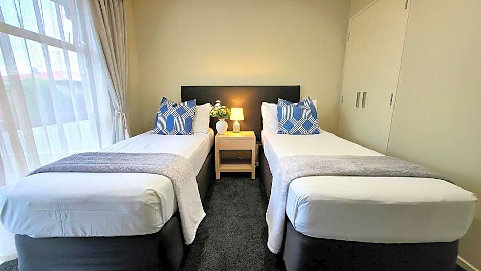 TOWER JUNCTION MOTOR LODGE- Motel with Airport and Railway Station Transport Service