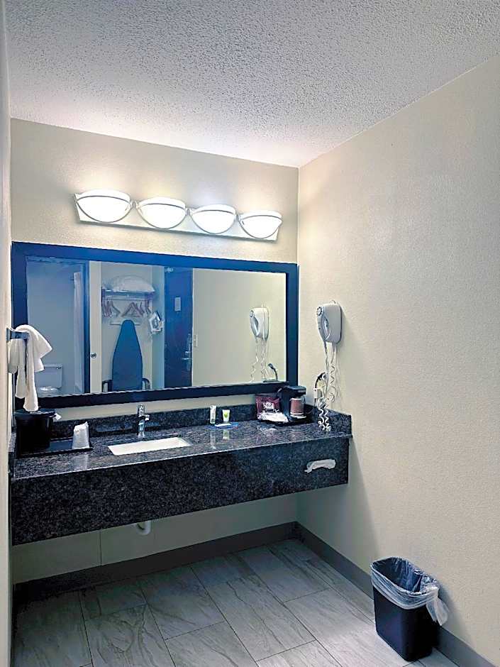 Norwood Inn & Suites Milwaukee