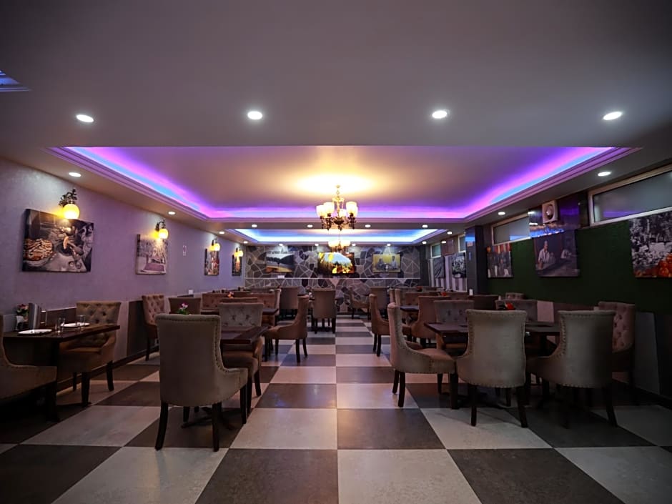 Hotel The Montreal Near by Dal Lake