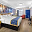 Days Inn & Suites by Wyndham Savannah Midtown