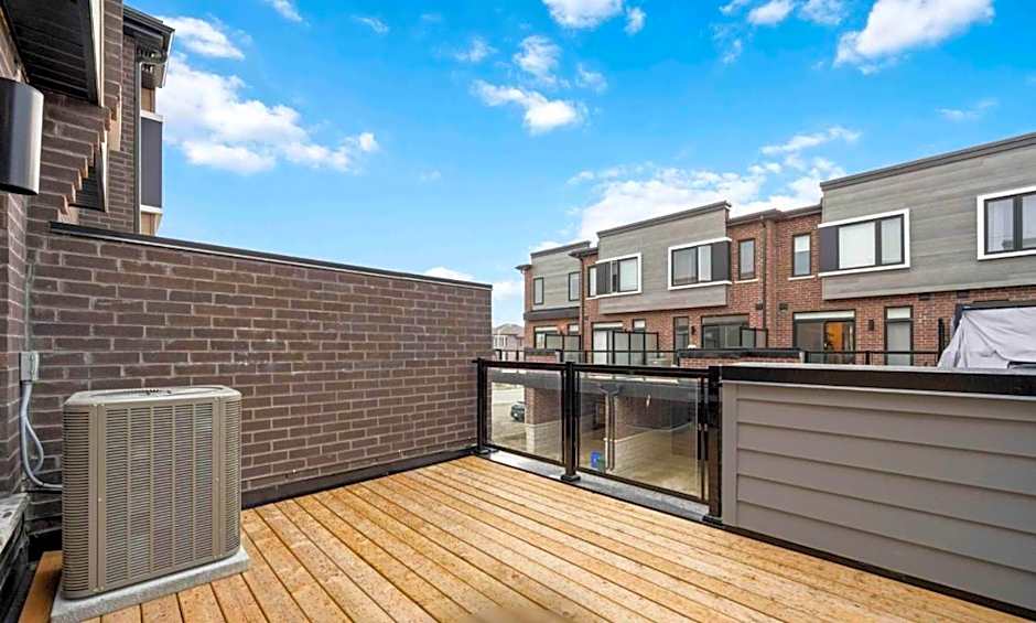 CEDAR Double Room with attached private Bathroom and Balcony in Toronto, ON, Canada