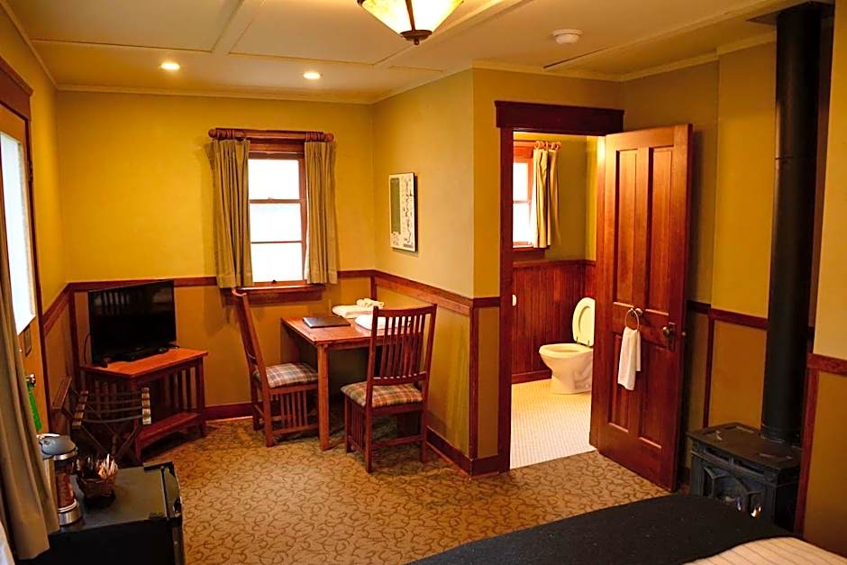 Johnston Canyon Lodge & Bungalows