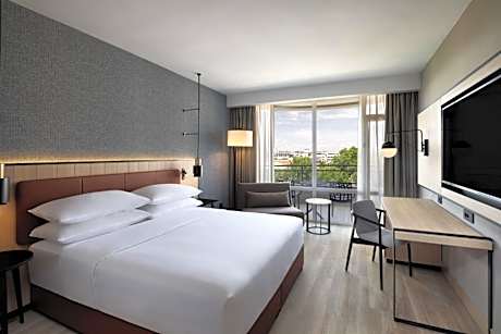 Deluxe King Room with Fold-out Chair and City View - Free Beach Access