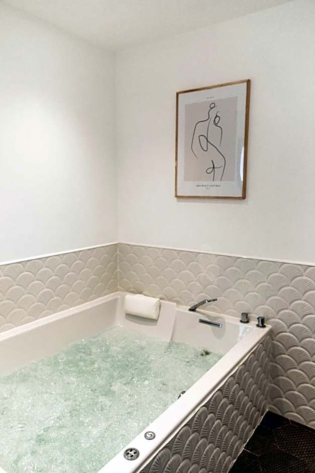 Maison 1634 - Parking, petit-dejeuner compris, proche centre, climatisation, piscine