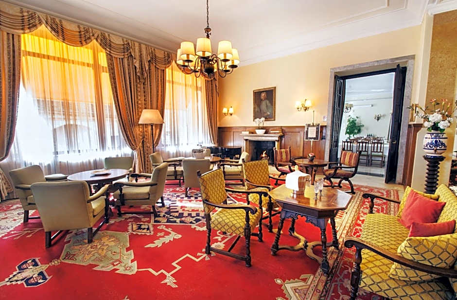 International au Lac Historic Lakeside Hotel