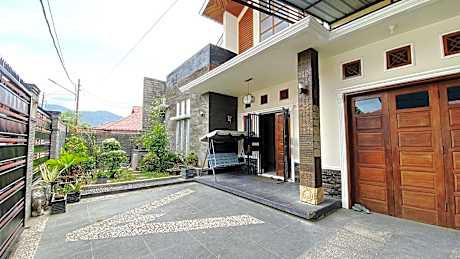 Cengkeh Syariah Homestay Padang