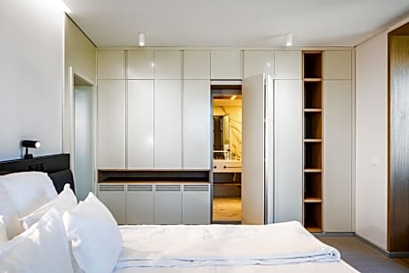 Apartment with Pool View