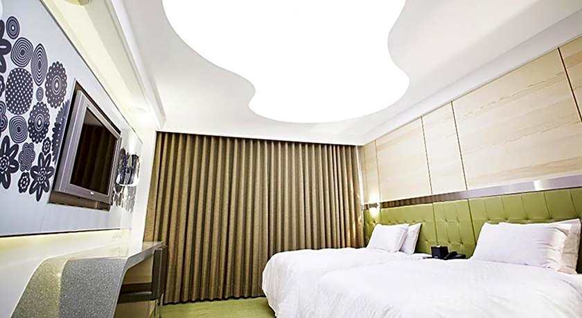 Royal Group Hotel Ho Yi Branch