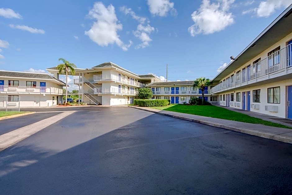 Motel 6-Lakeland, FL
