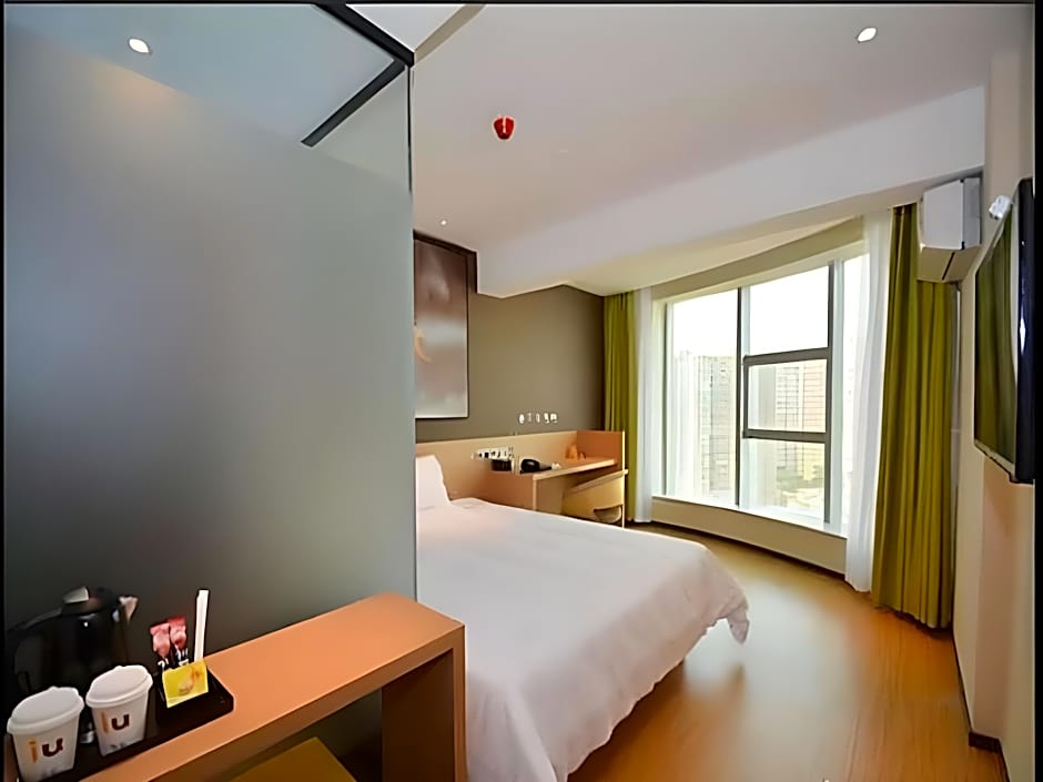 IU Hotel Zhengzhou Xinzheng Sias International University Branch