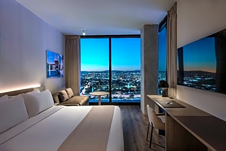 Corner King Room with City View