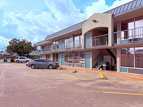 Discovery Inn Lafayette