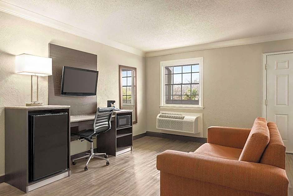 La Quinta Inn & Suites by Wyndham San Antonio Lackland