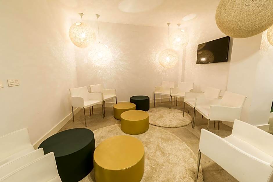 GLOBETROTTER HOSTEL, by Albany