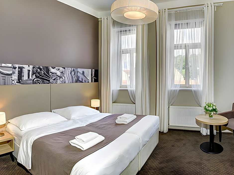 Three Crowns Hotel