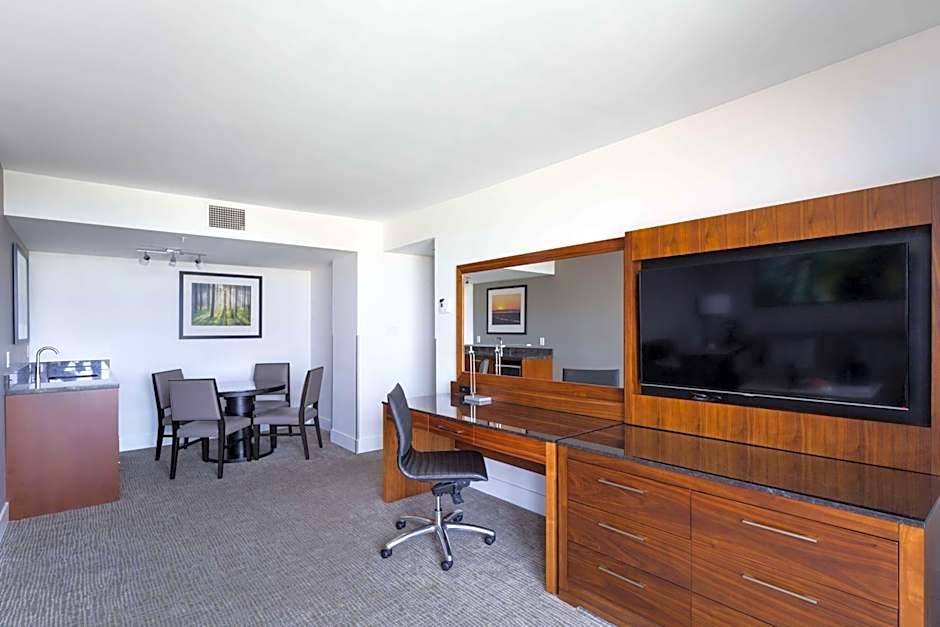 DoubleTree by Hilton Hotel & Suites Victoria