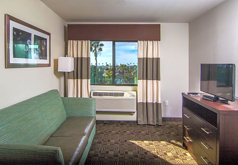 Holiday Inn Express Hotel & Suites Carlsbad Beach By IHG