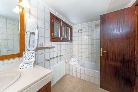 DOUBLE OR TWIN ROOM WITH TERRACE