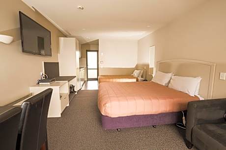 Deluxe Triple Studio with Spa Bath