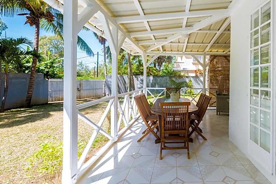 Cosy private bungalow pool 5 mins to beach