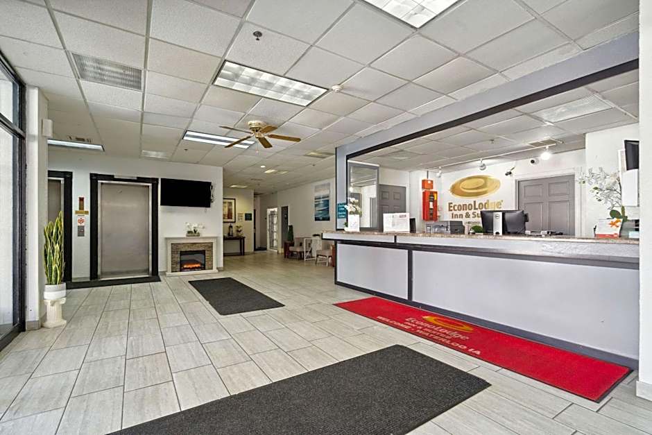 Econo Lodge Inn & Suites Waterloo